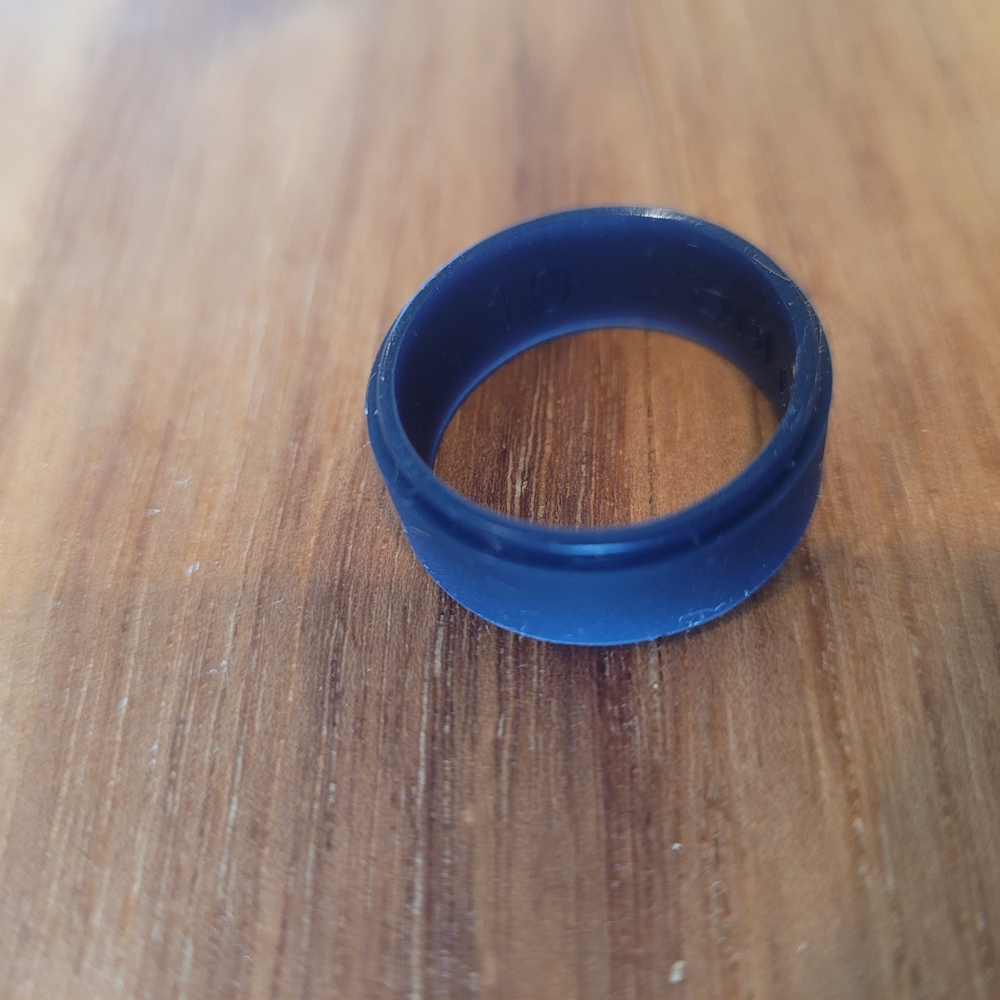 Qalo Men's Polished Step Edge Silicone Ring Size 10